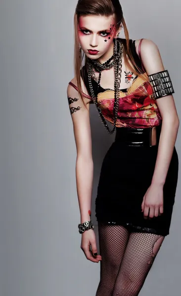 Mooi meisje punk met creatieve make-up en kleren poseren — Stockfoto