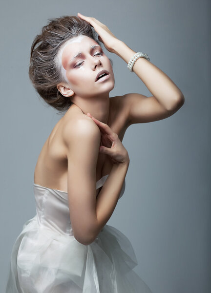 Модная эмоциональная артистка в драматической позе
