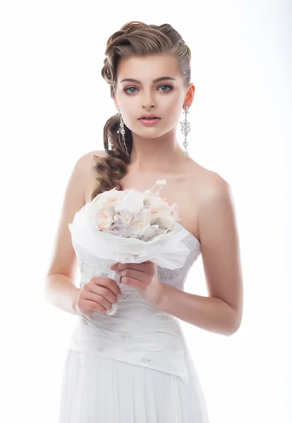 ブライダル ドレスのポージングで婚約者の魅惑的な若い女性 — ストック写真