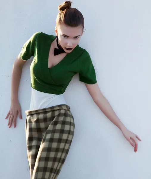 Moderne modische Frau in Hosen posiert im Freien — Stockfoto