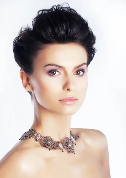 Krásná bruneta účes model s náhrdelník — Stock fotografie