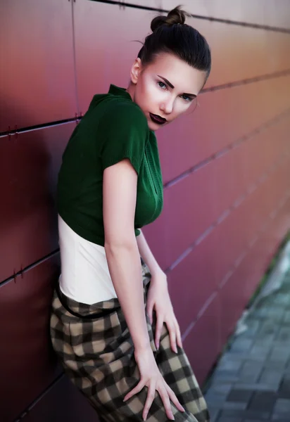 Doorgang. schattig fashion model brunette in stad poseren — Stockfoto
