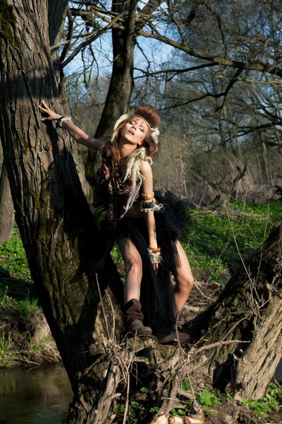 Paisaje de bosque lluvioso. Naturaleza. Estilo tribal. Mujer de moda en madera — Foto de Stock