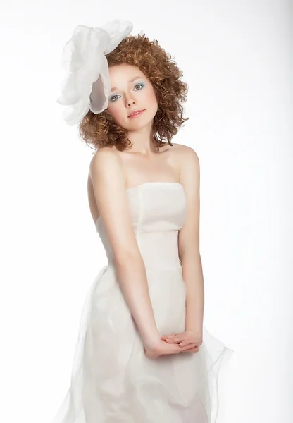 Ziemlich sanftes glückliches Mädchen im Brautkleid. Fotoserie — Stockfoto
