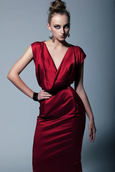 Modelo de moda en vestido contemporáneo. Captura de estudio — Foto de Stock