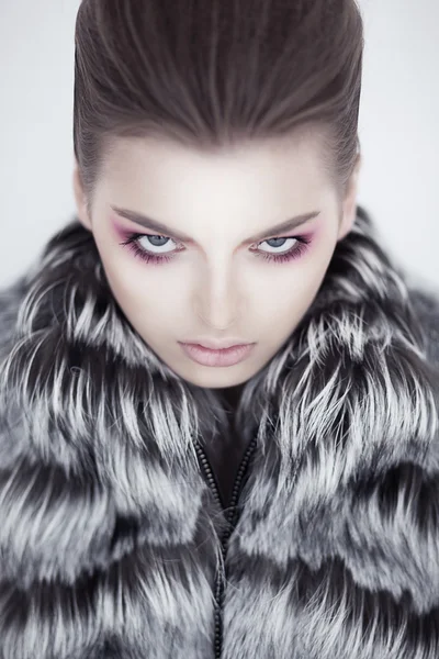 Muhteşem bir kadın moda arıyorsunuz - kış stil — Stok fotoğraf