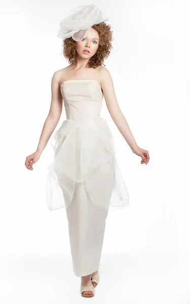 Hinreißende junge Frau in modischem Hochzeitskleid und Verbeugung — Stockfoto