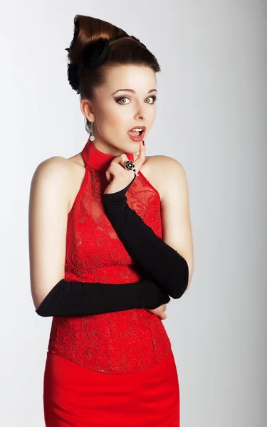 Snygg vacker kvinna i fashionabla röd klänning ser — Stockfoto