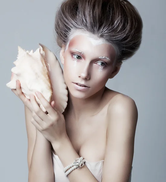 Vacker kvinna med seashell poserar isolerade. serie av bilder — Stockfoto