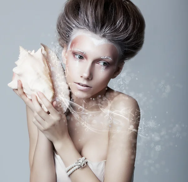 Sea shell. schoonheid vrouw gezicht geschilderd. creatieve make-up — Stockfoto