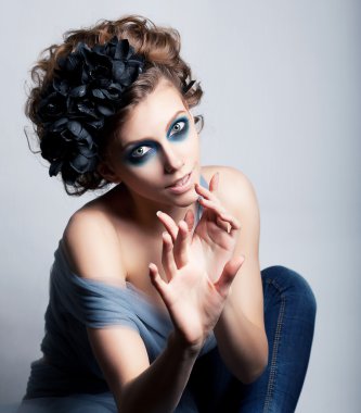 sanatsal erkek poz - parlak mavi makyaj