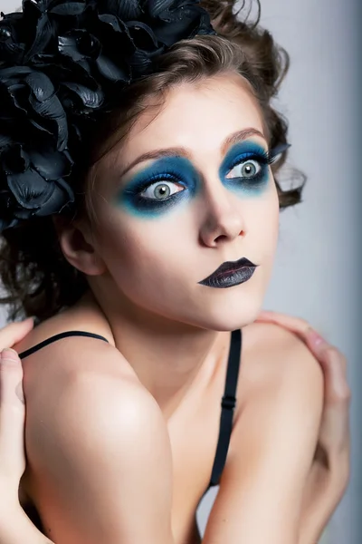 戏剧样式-蓝色化妆的女星女人 — 图库照片