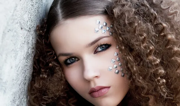Mooie sensuele vrouw gezicht. gekrulde haren. schoonheid ogen — Stockfoto