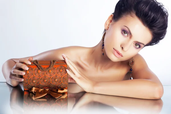 Sexy vrouw met luxe juwelendoosje - schone gezonde huid — Stockfoto
