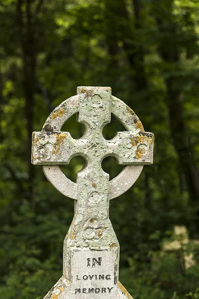 In loving memory with cross in Graveyard — Stock Photo, Image
