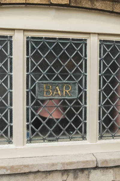 Altes Goldbarren-Schild in einem Pub-Fenster — Stockfoto