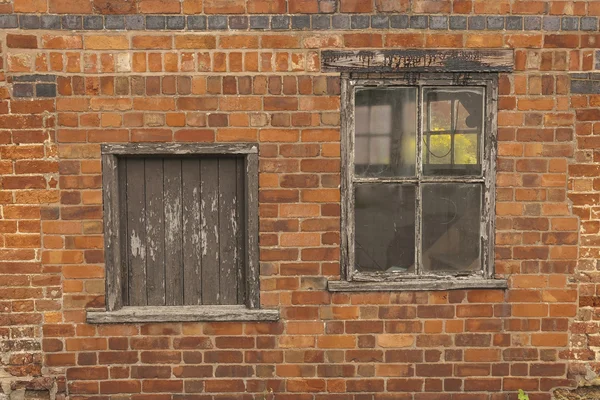 Eski çürüyen pencere ve kapak kanalı — Stok fotoğraf