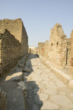 dar Arnavut kaldırımlı Pompei'de sokak