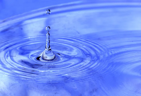 Gotas de água e riplos na superfície — Fotografia de Stock