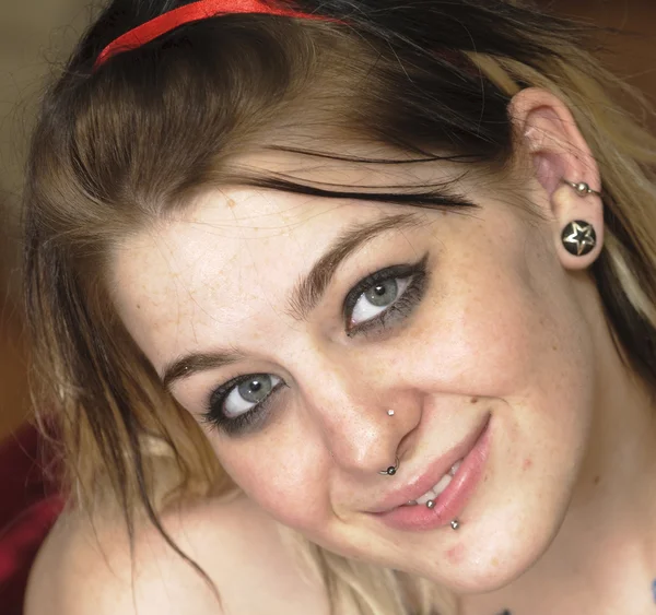 Atrakcyjna kobieta z kółkiem w nosie i piercing wargi — Zdjęcie stockowe