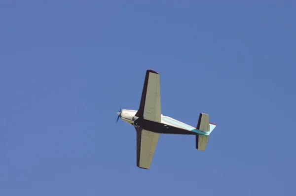 Маленький самолет над головой — стоковое фото