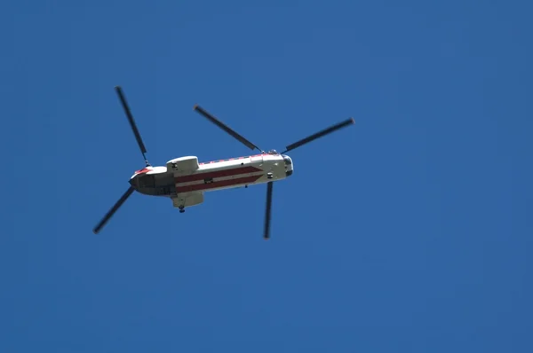 Vrtulník nad hlavou — Stock fotografie