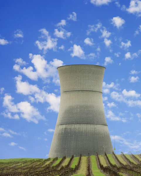 Chladicí věže jaderné stanice — Stock fotografie