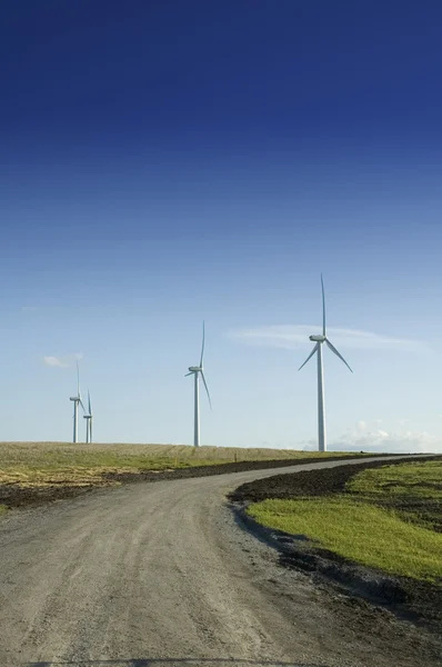 Geradores de vento no final de uma estrada de terra — Fotografia de Stock