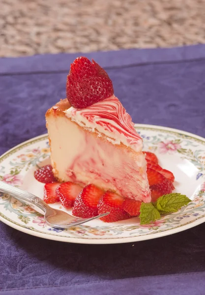 Teller Erdbeerkäsekuchen mit frischen Erdbeeren — Stockfoto