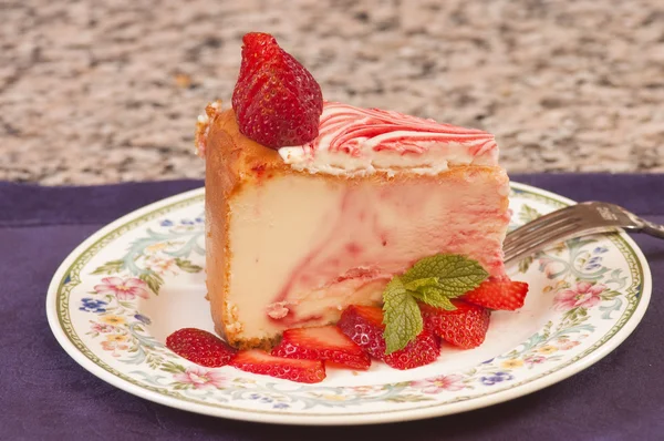 Assiette de gâteau au fromage aux fraises fraîches — Photo