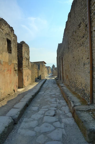 Narrow cobblestone street in Pompeii — Stock Photo, Image