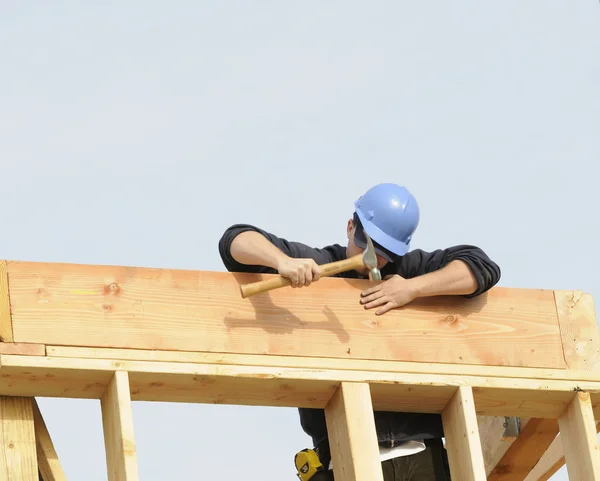 Carpenter hammering in nail — Stock Photo, Image