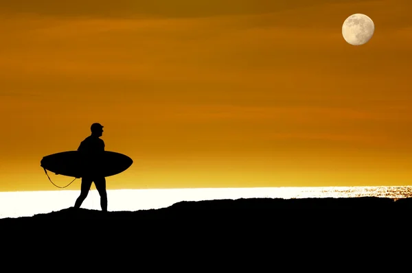 Surfer walking on cliffs to last ride — Stock Photo, Image