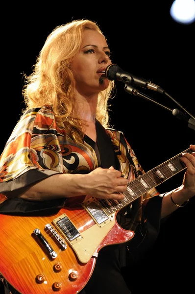 Vrouwelijke gitarist spelen in lve concert — Stockfoto