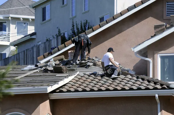 Spanischer Dachdecker verlegt Dachziegel — Stockfoto