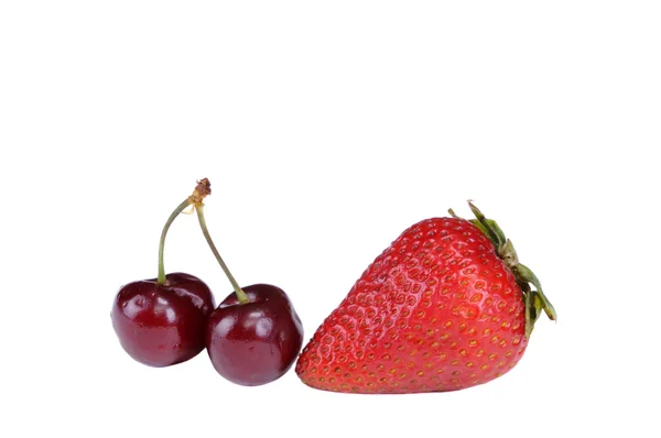 Twee cherry en een aardbei - geïsoleerd — Stockfoto
