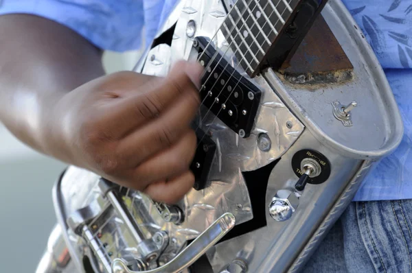 Guitarrista afro-americano tocando em concerto lve — Fotografia de Stock