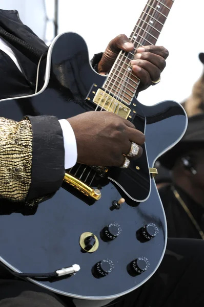 Αφρικανική αμερικανική κιθαρίστας παίζει σε συναυλία πίλυση — Φωτογραφία Αρχείου