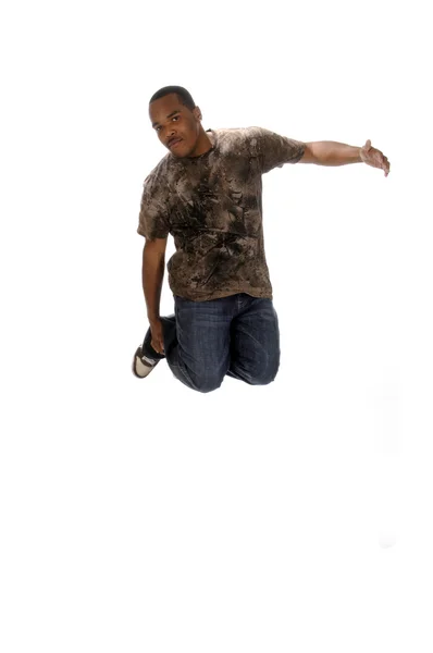 Jovem afro-americano pulando no ar — Fotografia de Stock