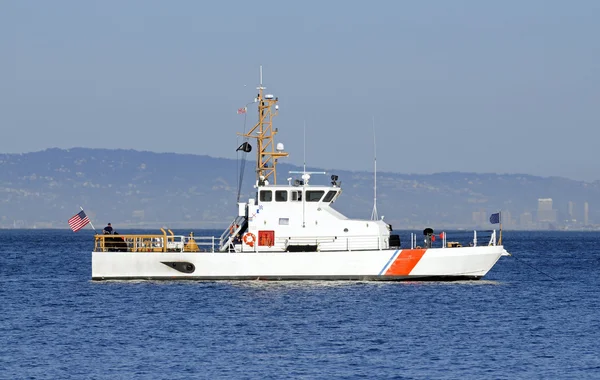 Guarda Costeira dos EUA ancorada na baía — Fotografia de Stock