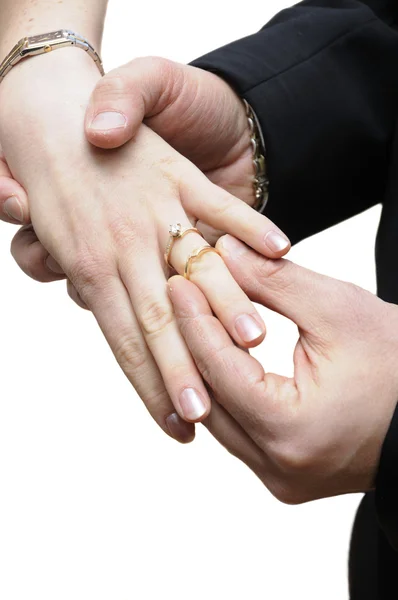 Bruidegom plaatsen ring op vinger — Stockfoto