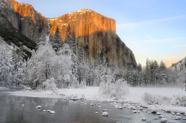 Sole tramontato sulle cime di granito nella valle di Yosemite — Foto Stock