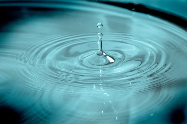 Gotas de água e ondulações na superfície — Fotografia de Stock