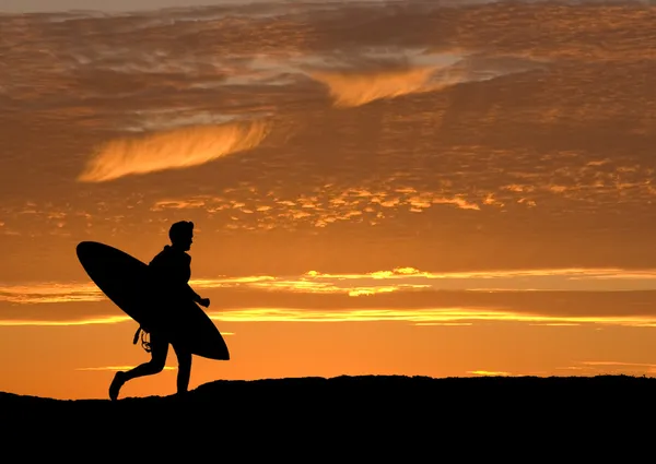 Surfer läuft aufs Meer hinaus — Stockfoto