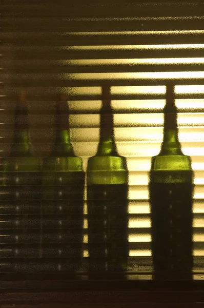 Vier Flaschen Wein zum Testen im Labor — Stockfoto