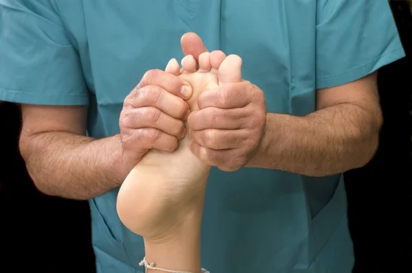 Donna con massaggio ai piedi — Foto Stock