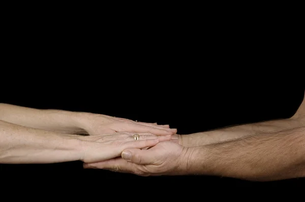 Man och hustru hålla händer — Stockfoto