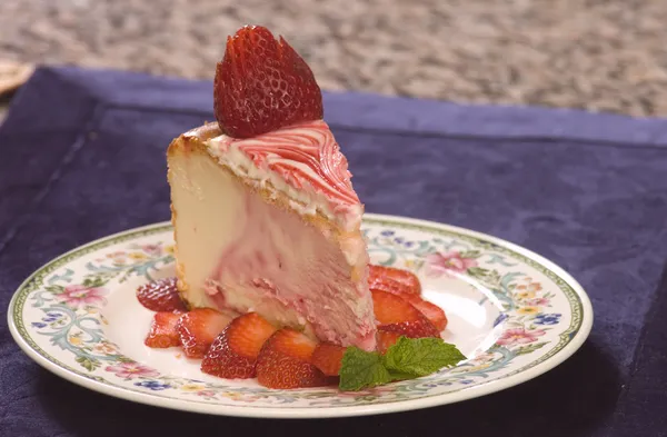 Assiette de gâteau au fromage aux fraises — Photo