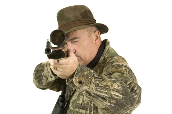 Hunter com mira telescópica em rifle — Fotografia de Stock