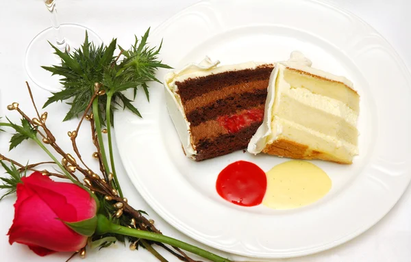 로즈와 웨딩 케이크 — 스톡 사진